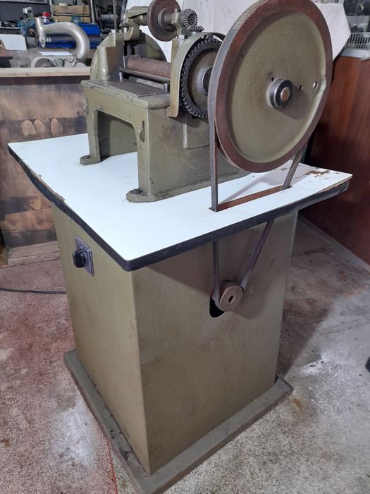 Máquina de igualizar couros