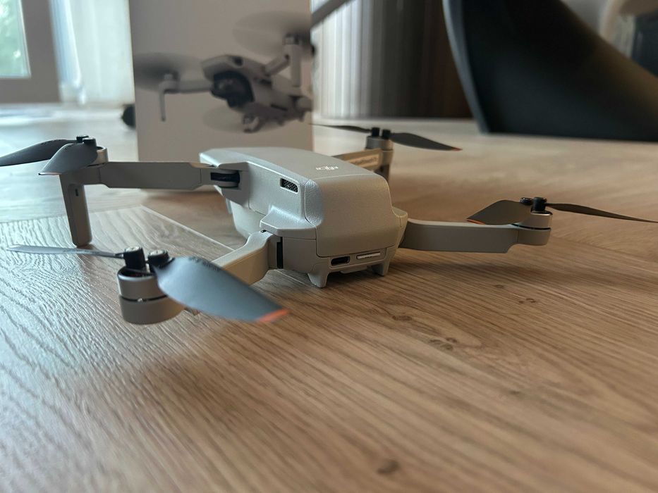 Dron DJI mini 4k kompletny zestaw w stanie jak nowy
