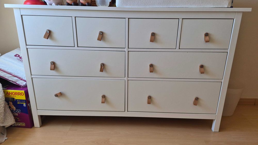 Cómoda com 8 gavetas