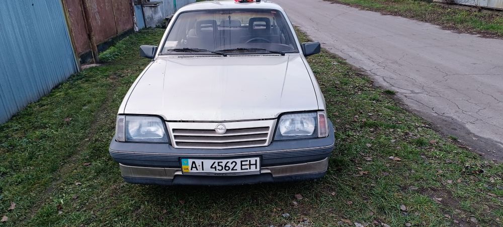 Продам Опель аскону ціляком на запчастини.