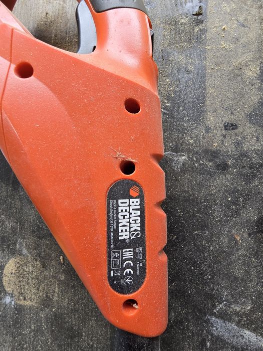 Eletrosserra telescópica BLACK + DECKER GPC1820