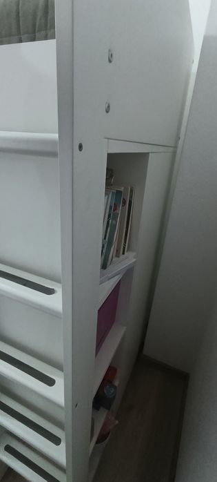 Quarto completo e  em bom estado 
Cama alta, branco brancSMÅSTAD
Cama