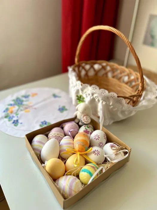 Koszyk wielkanocny (jajka i zajączek)