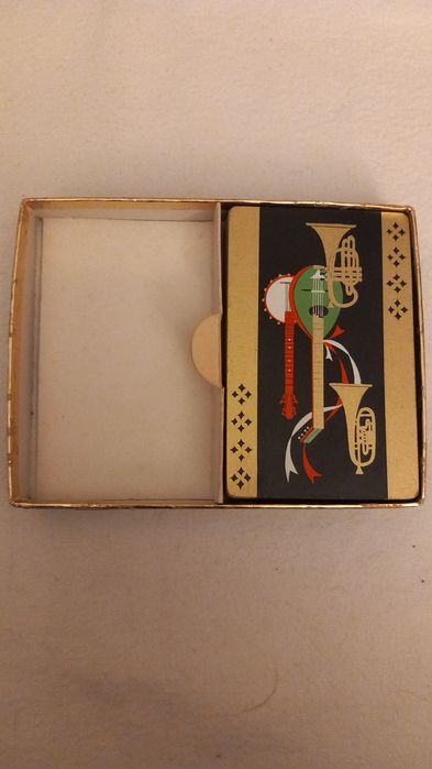 Caixa com 1 baralho de cartas acondicionado na caixa original