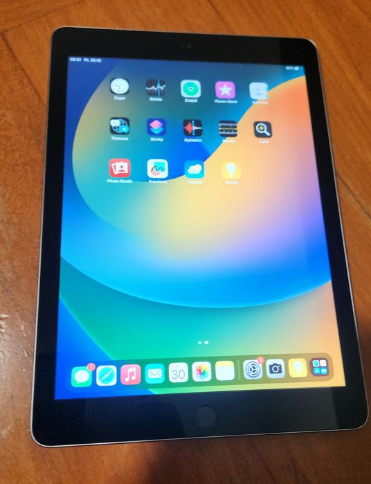 iPad 5. generacji (2017) 128 GB Wi-Fi Space Gray + Etui