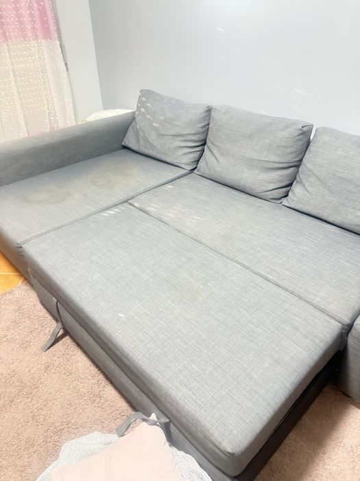 Sofa cama IKEA com chaise long e espaço de arrumaçao