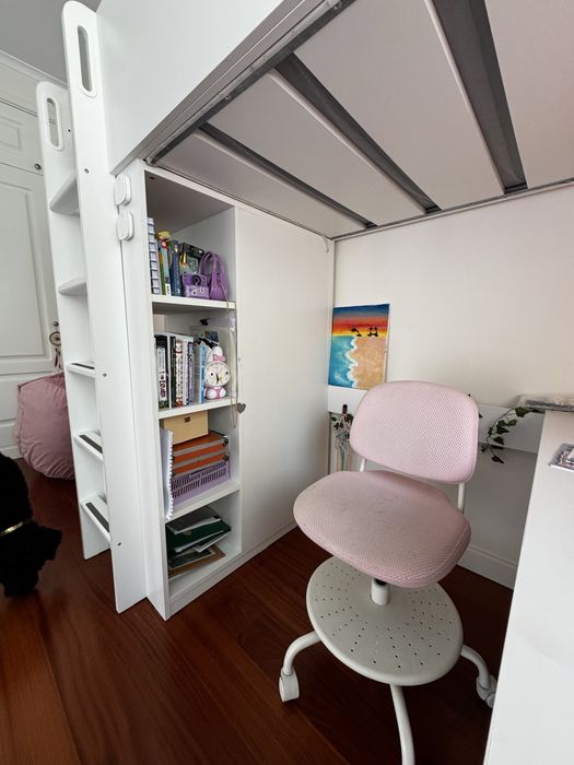 Cama Alta IKEA SMÅSTAD com Secretária, Roupeiro e Arrumação – Branco/Rosa