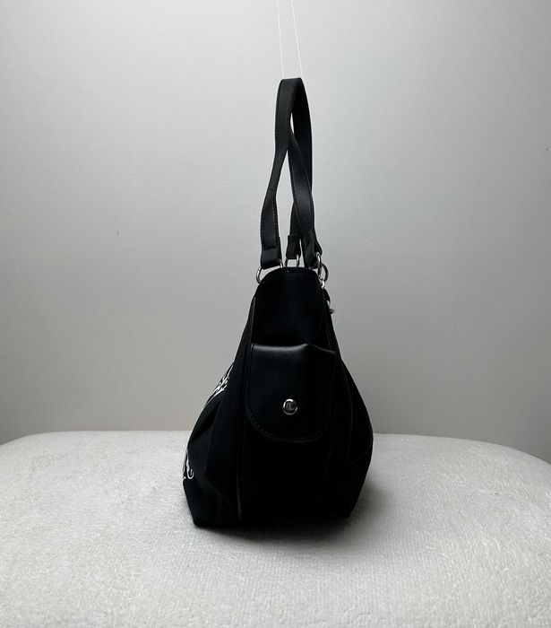 Damska czarna welurowa torebka na ramię z metalowymi dodatkami