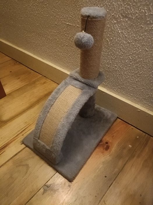 Brinquedo para gatos usado com guizo e pente