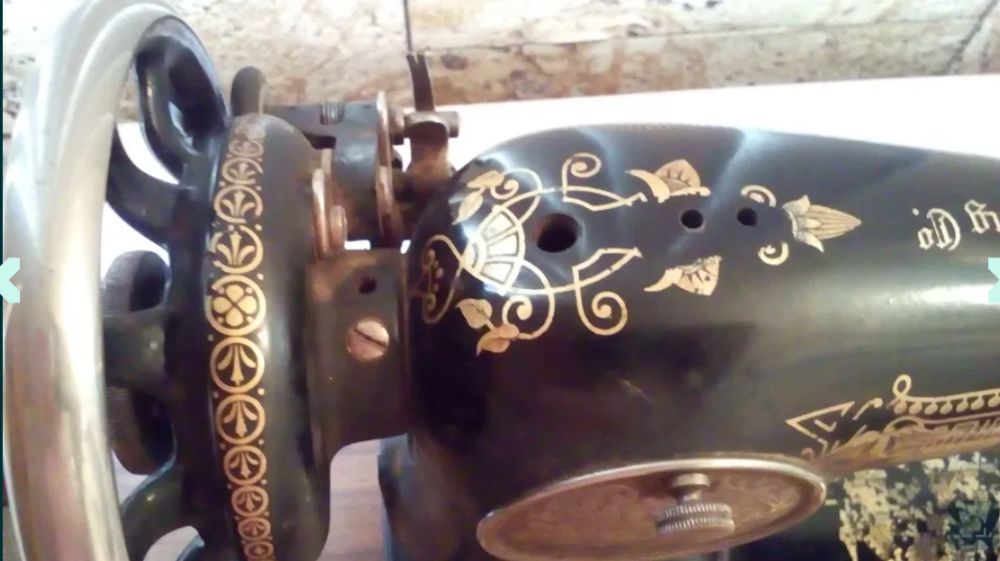 Máquina de costura Singer, com móvel e lateral retrátil