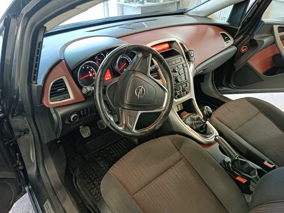 Opel Astra J 1.6 pewne auto
