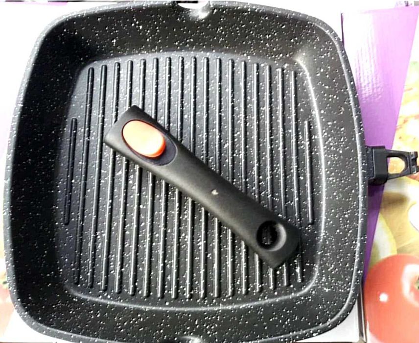 Запечатанная сковорода гриль с крышкой .