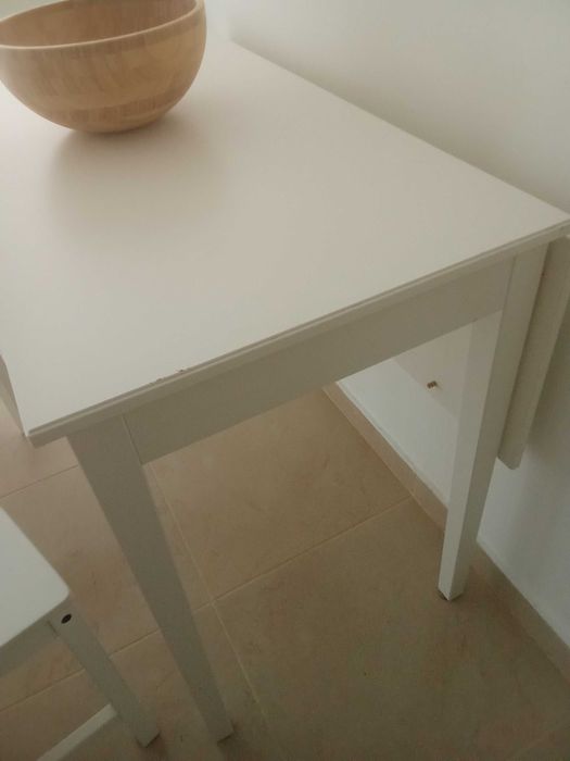 Mesa com abertura e duas cadeiras Ikea