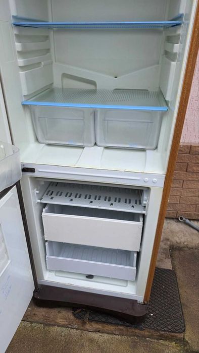 Рабочий холодильник "Indesit", высота 1м.80см. чистый ухоженный.