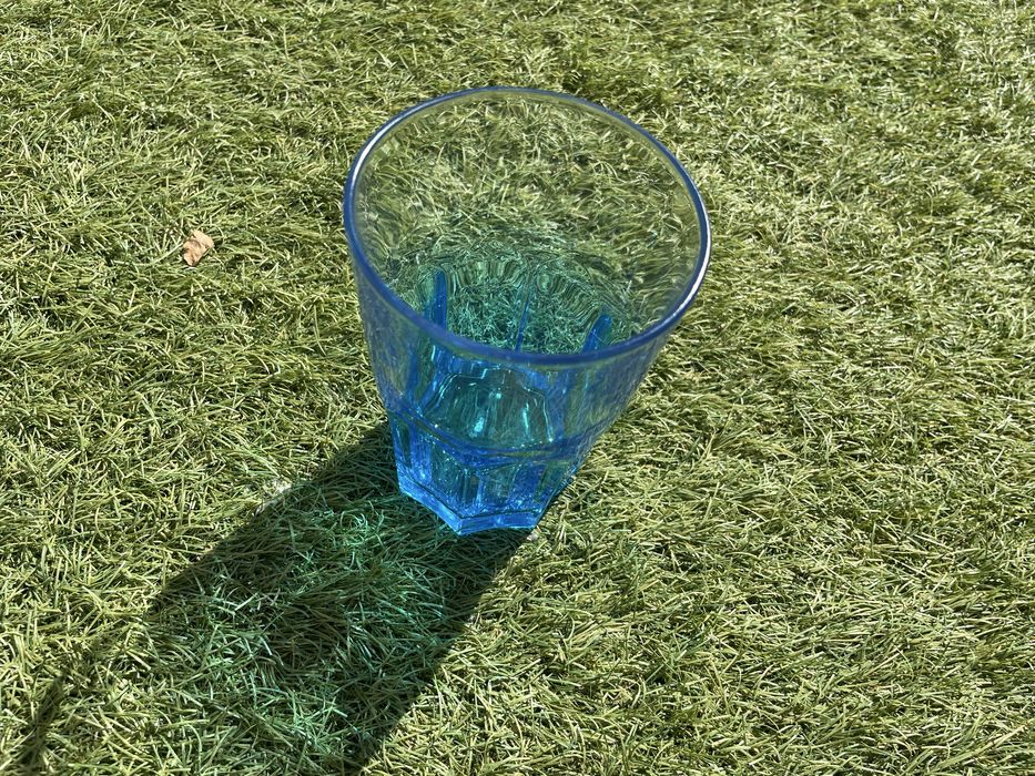 Conjunto Decorativo – Garrafas & Copos em Vidro Colorido