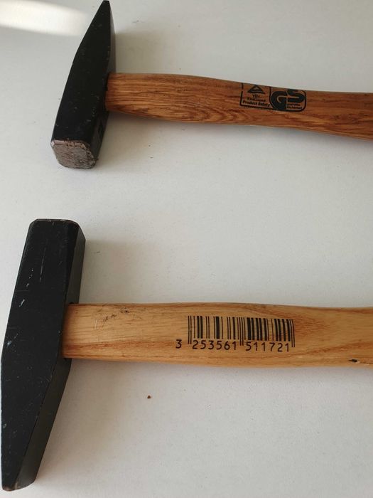 Dois Martelos  Pena com cabo em madeira