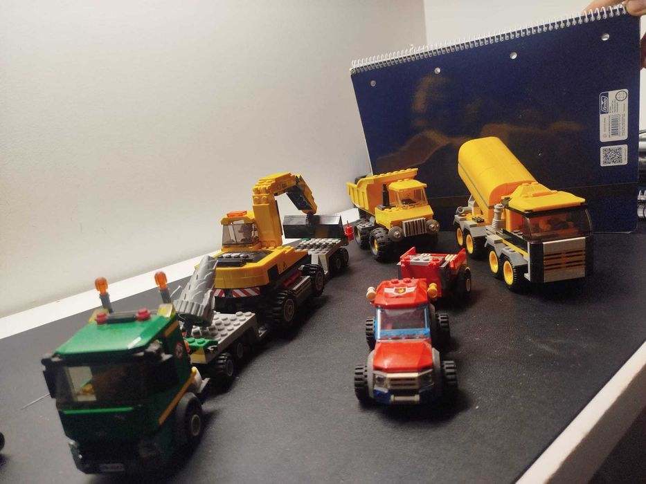 Lote LEGO City Obras e Camiões (4203, 7990, 7631, 7942)