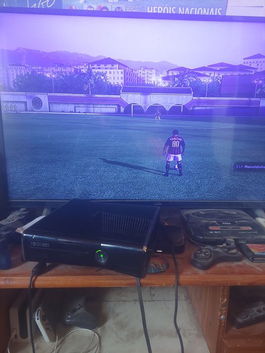 Xbox 360 slim 250Gb + Comando + 2 Jogos