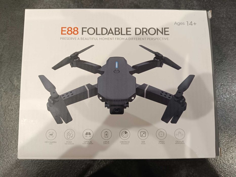 Dron E88 doskonały do nauki, prosty w obsłudze
