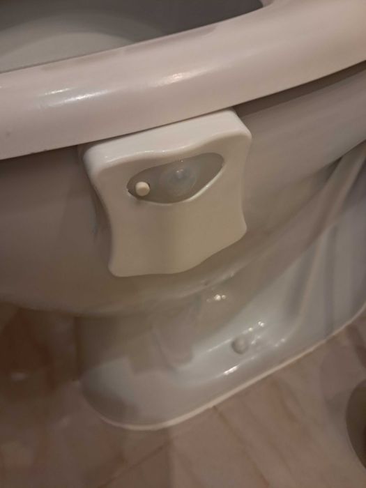 nowe lampki do WC uruchamiane czujnikiem ruchu cena jest za 1 szt