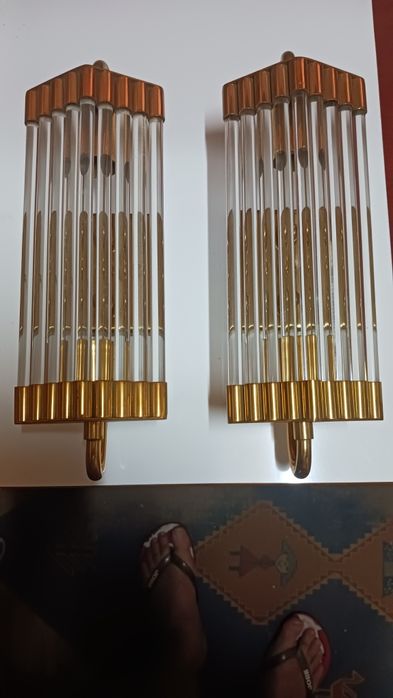 Candeeiros de parede dourado e acrilico