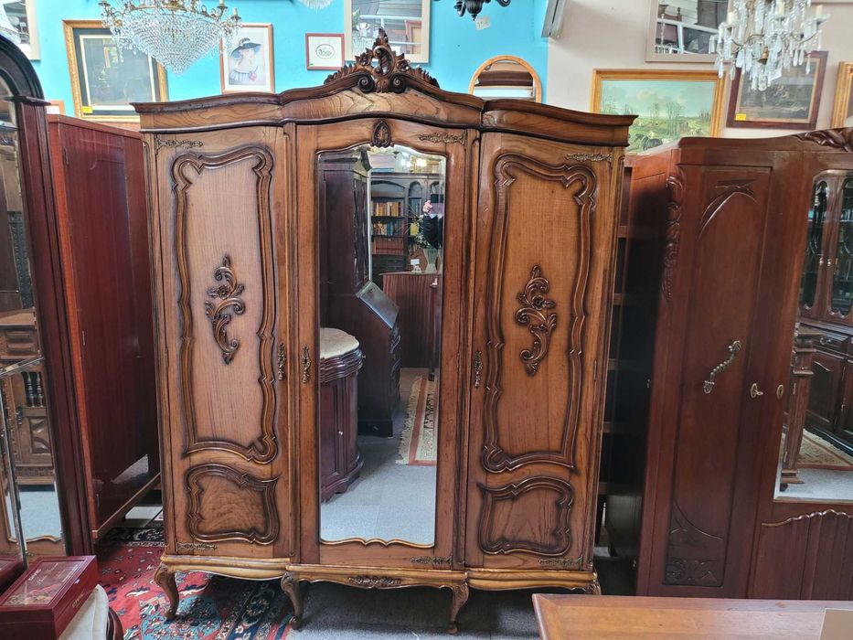 Roupeiro antigo de três portas em muito bom estado geral