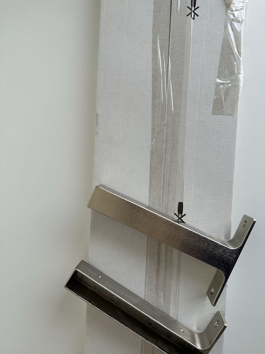 Prateleira branca e respetivos suportes Ekby Ikea