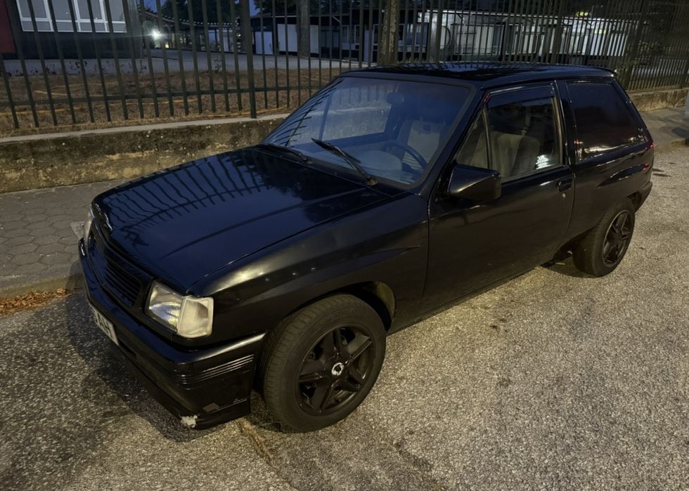 Opel corsa A com engate reboque