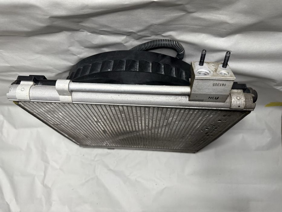 Tesla Model S радіатор кондиціонера з вентилятором правий