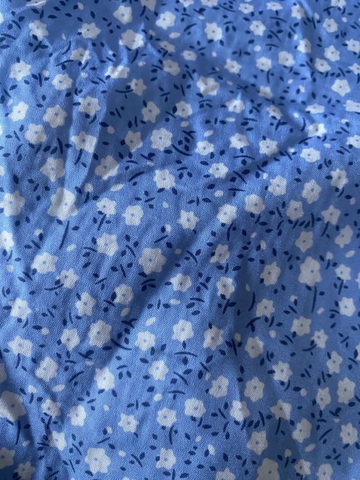 Sukienka mini w białe kwiatuszki niebieska S