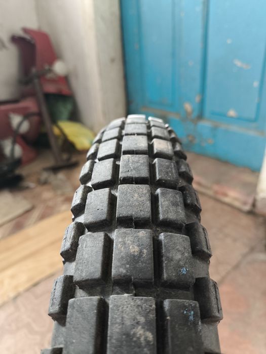 Резина 2.50-17 в гарному стані