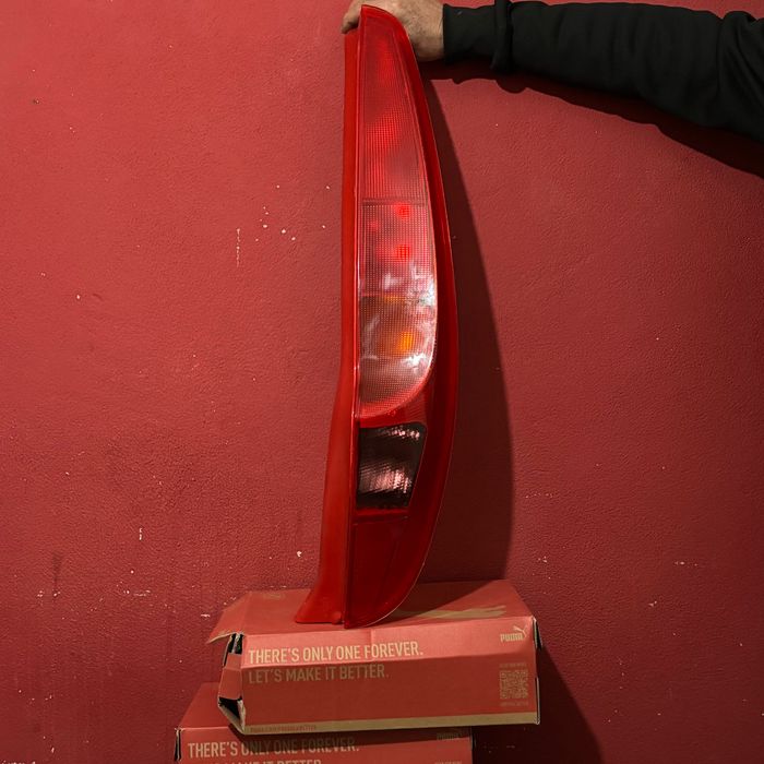 Farol direito traseiro Fiat punto 2002