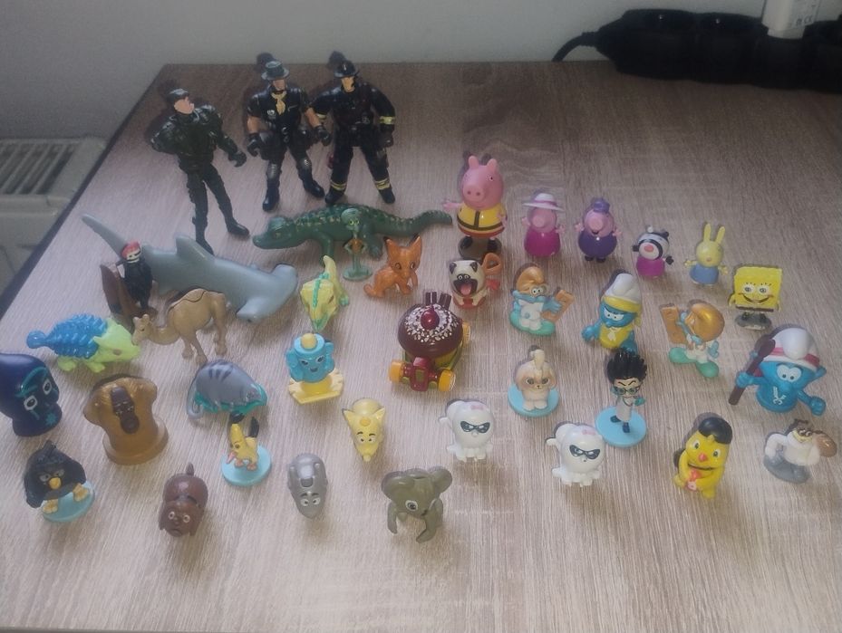 Zestaw figurek Smerfy, Peppa, żołnierze