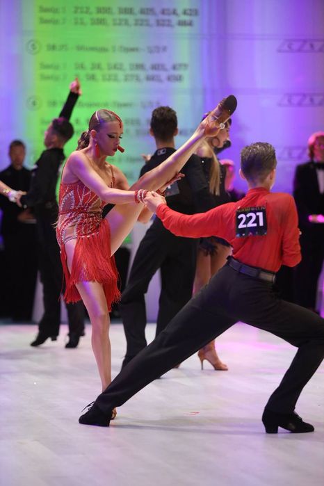 Продам яскраву рубашку для латинських бальних танців