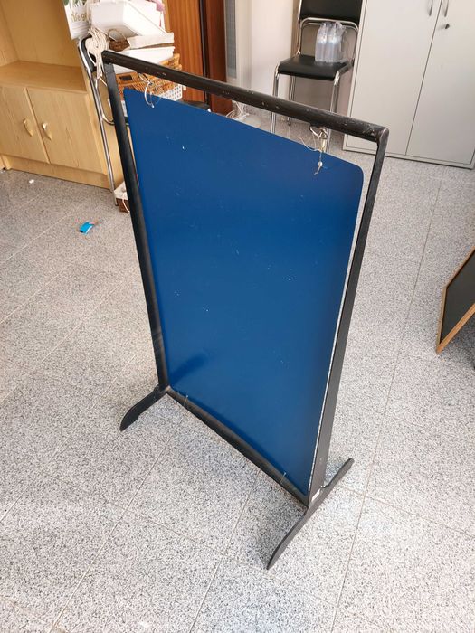 expositor com quadro metálico