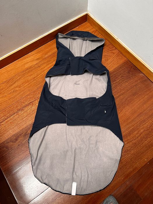 Capas térmicas e impermeavéis para cão grande, com carapuço. Pouco usadas.