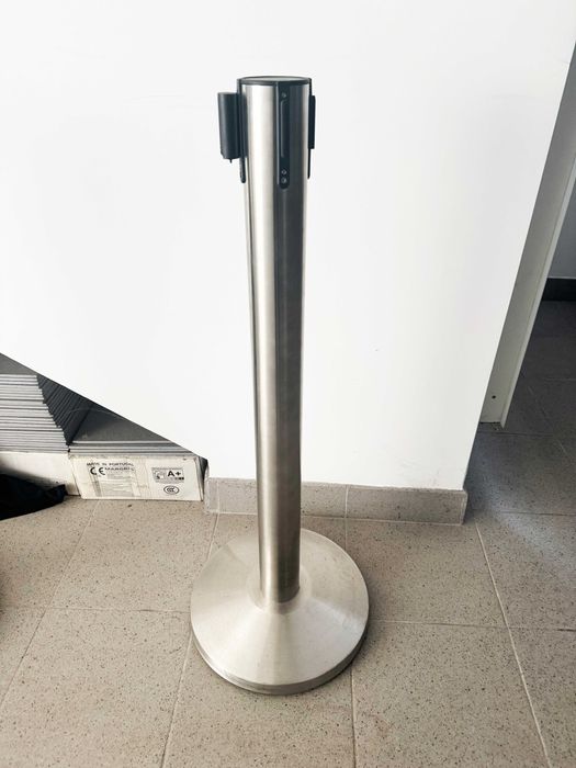 Poste Separador Inox com Fita (5M) e Base Fixa