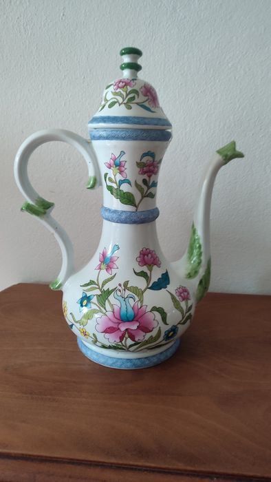 Peça porcelana pintada a mão ( inspiração V.A.)