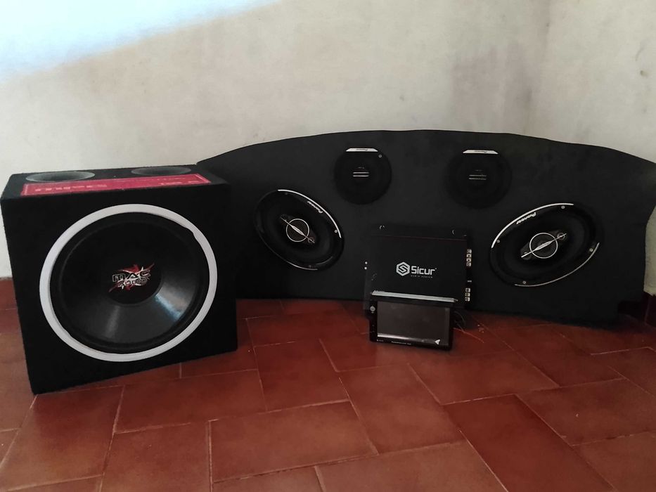Rádio Multimédia com Ecrã Tátil + Subwoofer + 4 Colunas