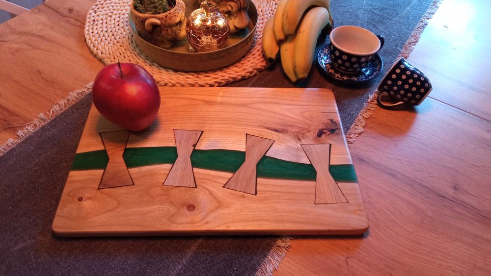 Deska do serwowania potraw z drewna i żywicy