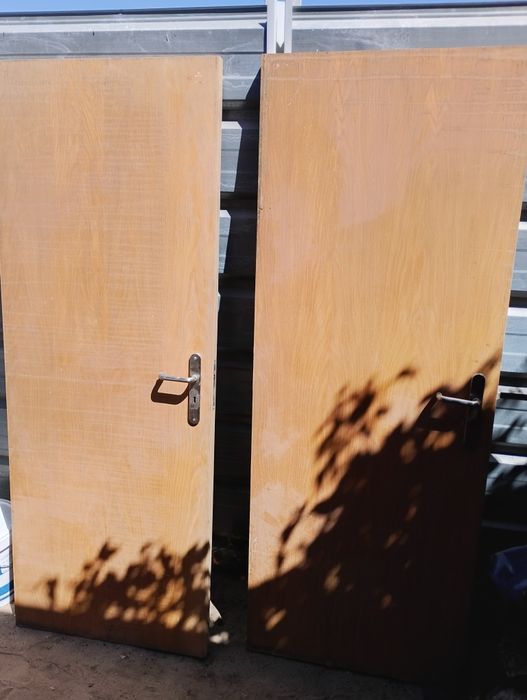 Vende se  3 portas de madeira 75x 190  15 cada uma , se levar as 3 fica 40