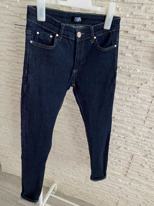 Modne jeansy z ozdobnymi naszywkami premium karl S