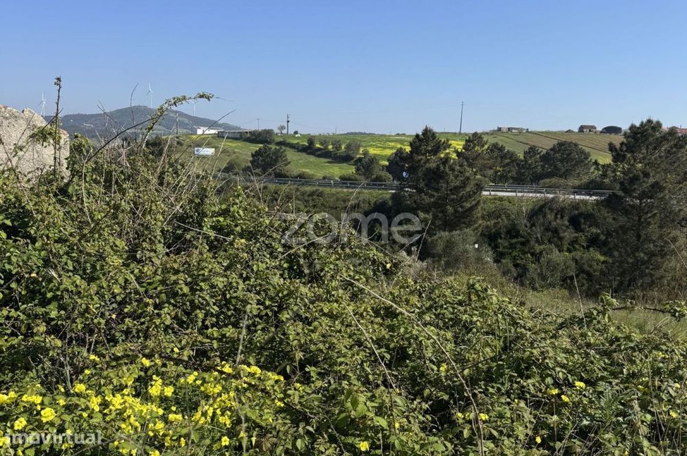 Terreno rústico com parcela urbana à beira da A8