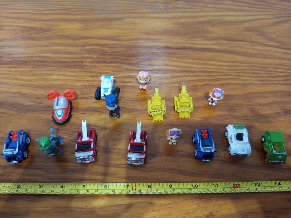 Vários bonecos patrulha pata