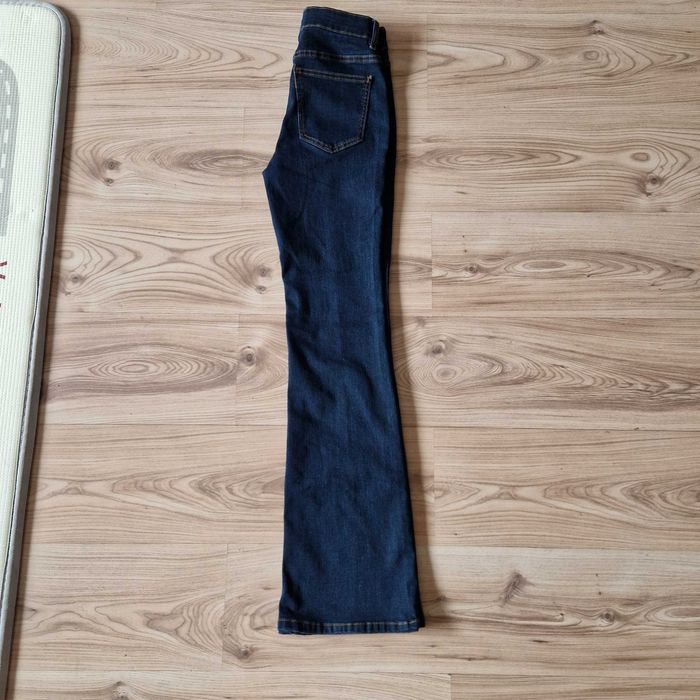 Damskie jeansy o kroju dzwonów Calzedonia