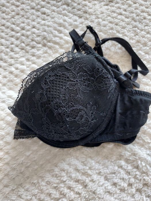 Czarny, koronkowy biustonosz. H&M rozmiar 75B