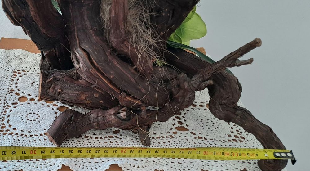 Arranjo floral, com orquídeas em tecido e troncos madeira , 50cm altur