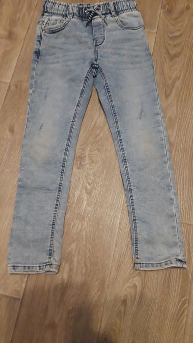 Джинсы тёмно синие и голубые на мальчика.