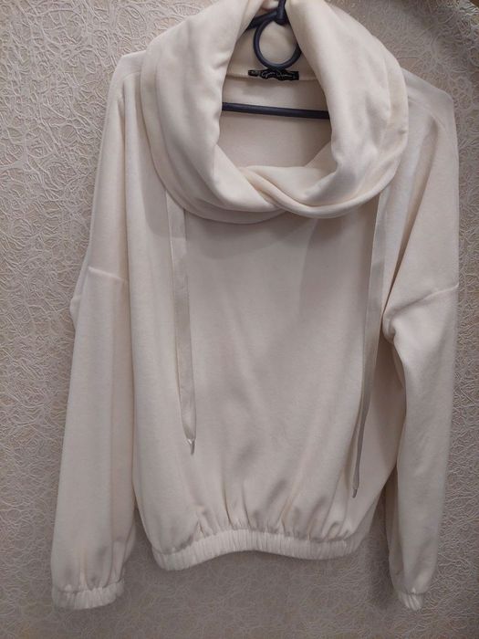 Дуже приємна на дотик,ніжна та комфортна кофтинка з вілюру