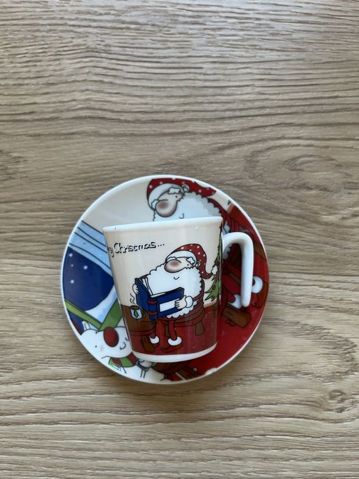 Chavena e pires de café com gravura de Natal